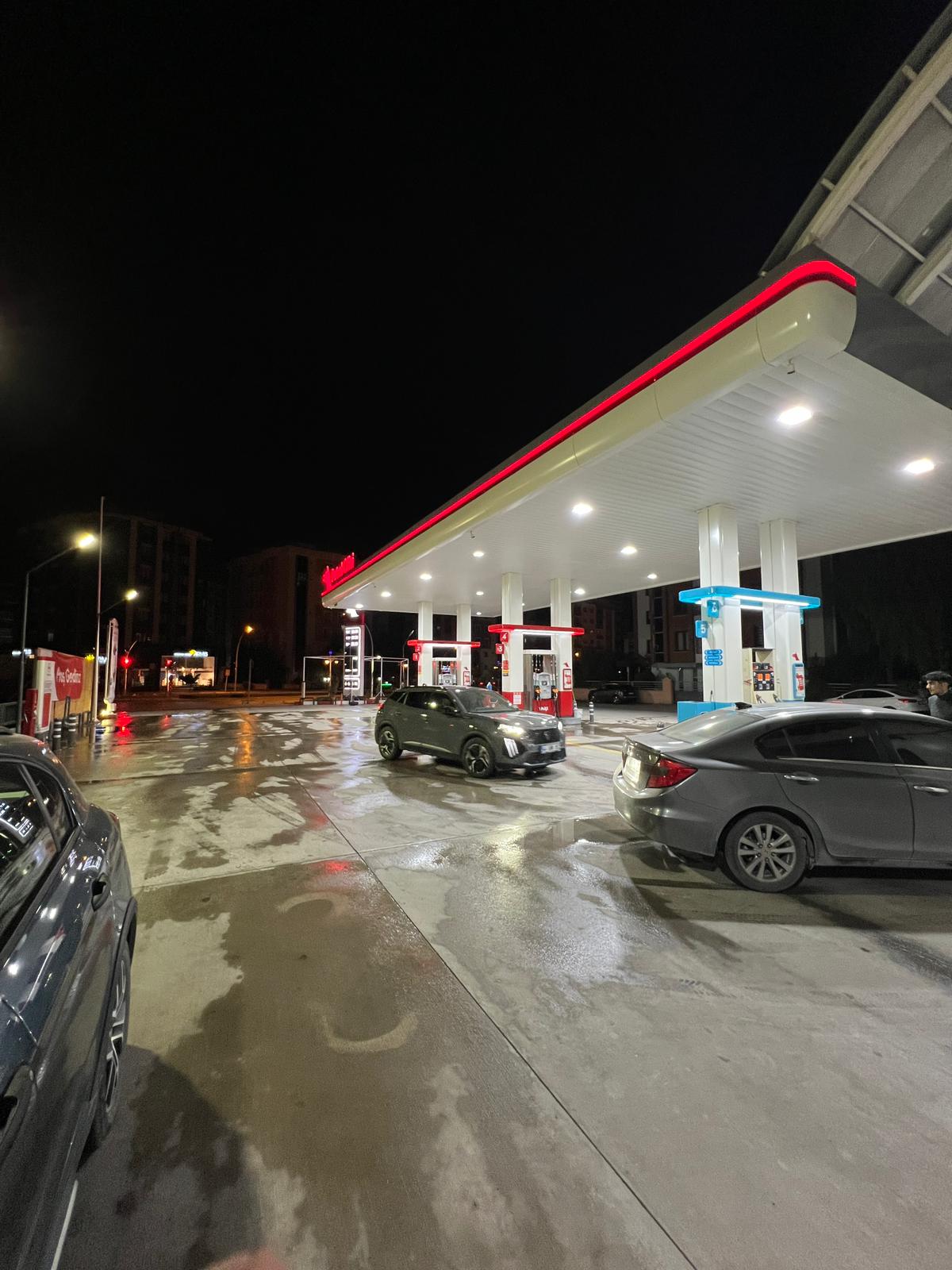 EA Akaryakıt gece istasyon